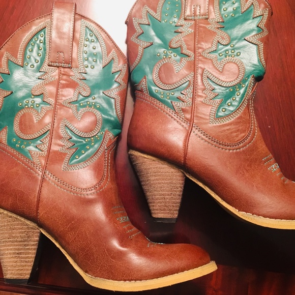 Boots, Size 8 - Picture 3 of 6